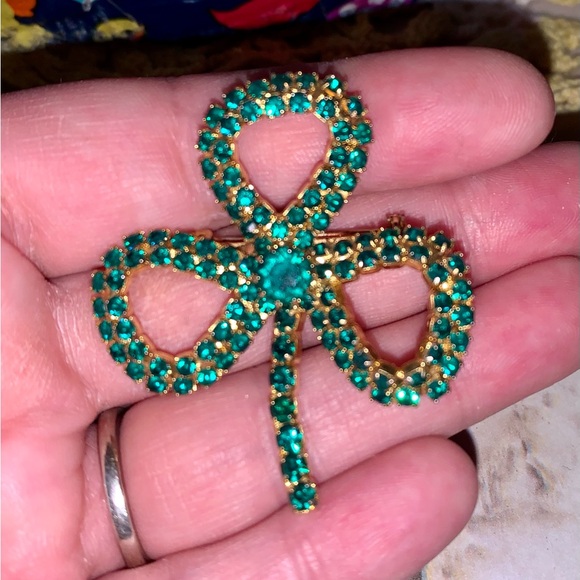 🤩 3/💲10 Vintage Green Clover Leaf Pin Costume Jewelry Gold - Picture 2 of 3